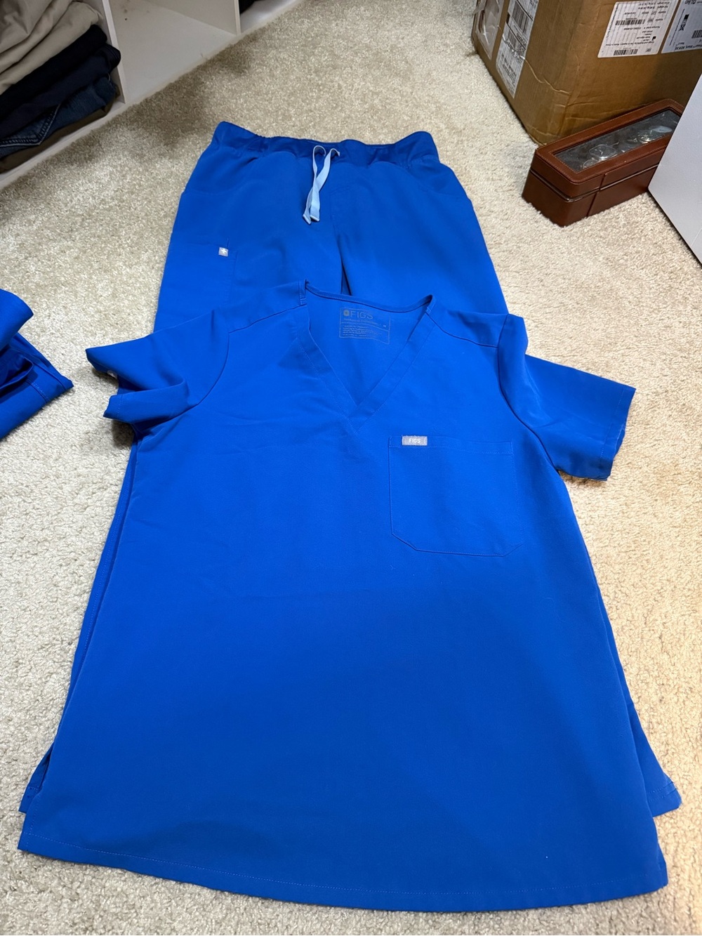 Figs women’s V-Neck Scrub Set - Royal Blue
